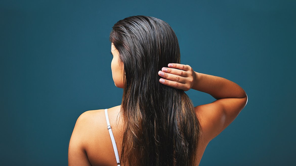 Kobieta z długimi włosami tłustymi u nasady